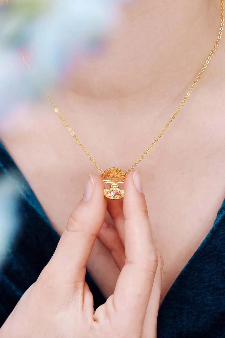 Seashell And Scarlet Crab Pendant Medallion Necklace | AOGL3041 - Image 5