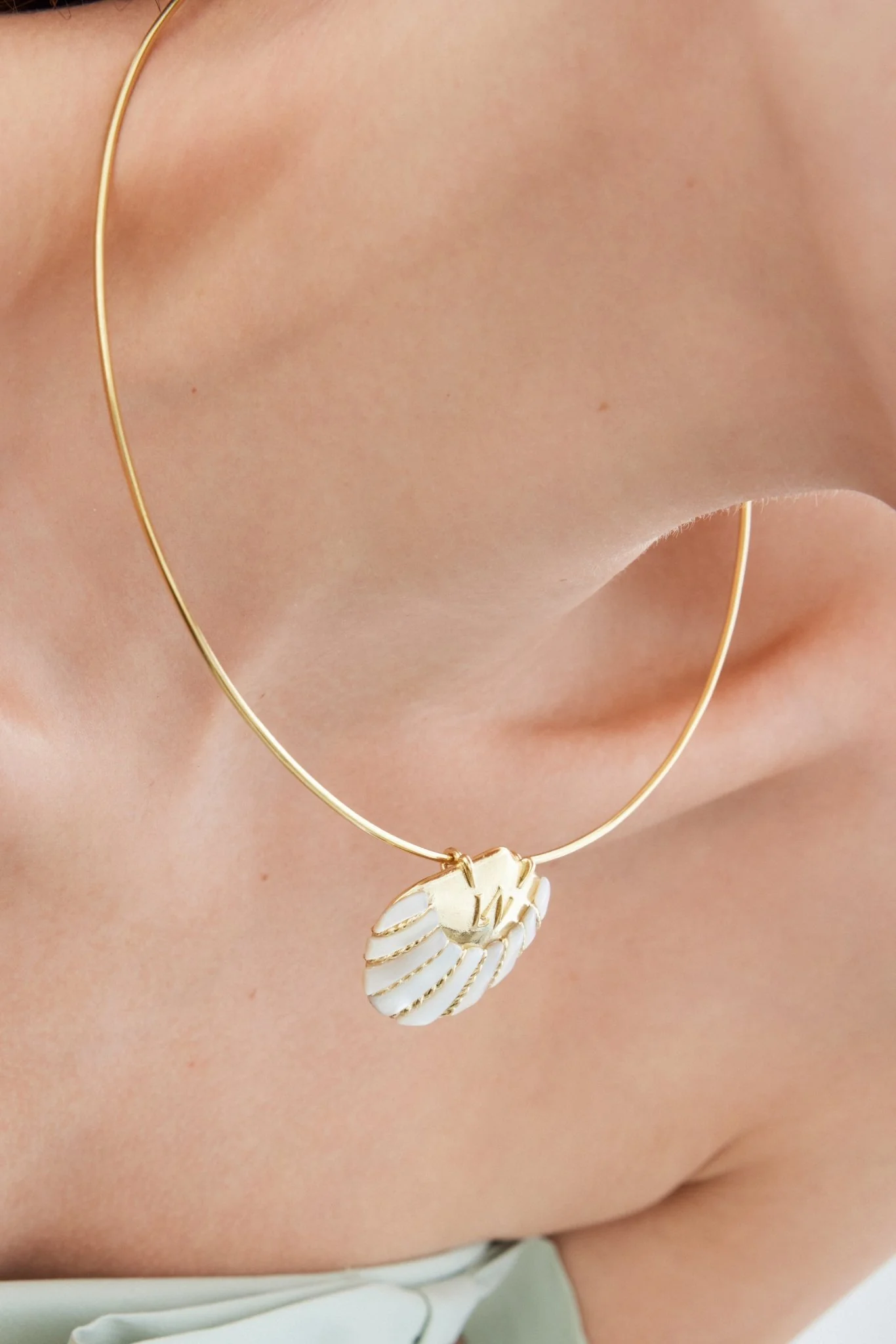White And Gold Shell Necklace | AXMO3021 - Image 3